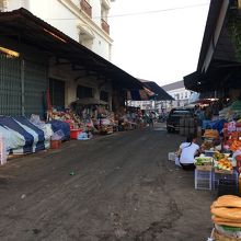 屋内外に並ぶ店