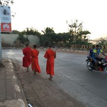 朝は近くで托鉢の僧侶もいる