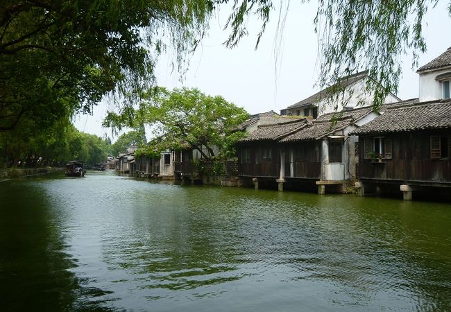 昔からの生活と隣り合っている素朴な水郷村。