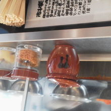 おろしにんにくとフライドガーリックが卓上サービスにあります。