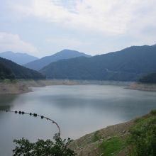 渇水期に撮影したので水位が低いです