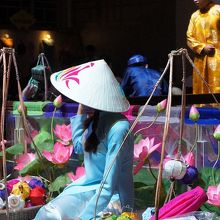 昔の物売りと街を行く人々。