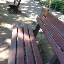 池の回りにはたくさんベンチが設置されています。