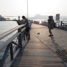 門司港行きのフェリーが出発する桟橋周辺は釣りのスポット