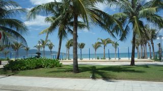 賑わっているビーチです