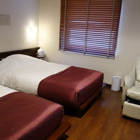 ベッド脇にナノスチーマー、マッサージチェア