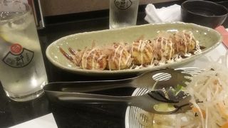 明るい店内、日本酒が豊富です