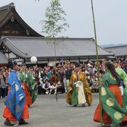 京都御所の庭で蹴鞠を披露。