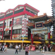 門に隣接して横浜大飯店があります