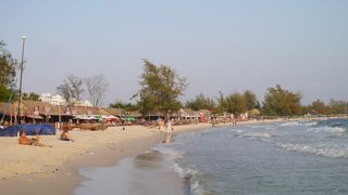 シアヌークビルの中心のビーチ