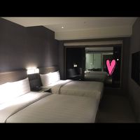 窓は一部鏡になってます