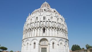 音響効果抜群のドーム型洗礼堂