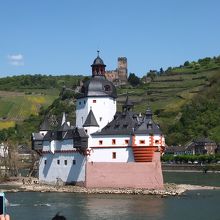 奥に小さくグーテンフェルス城がみえます。