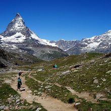 駅から湖までの道。