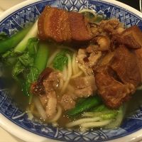 朝食の麺。乗せた豚バラが美味。