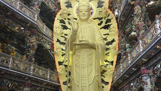 非常に煌びやかなお寺で一見の価値ありです♪