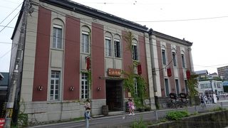 歴史ある建物にガラス作品