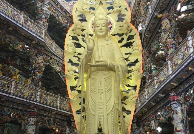 非常に煌びやかなお寺で一見の価値ありです♪