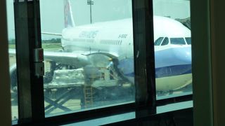 古くて、何かと狭い空港・・・。