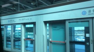 到着口から数分歩く。 日本でいう モノレールのような電車の駅。