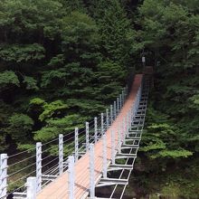 登山口の吊り橋