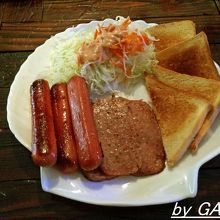 朝食はこんな感じの洋食