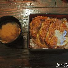 夕食のかつ丼。基本丼ものが多いです。