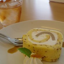 特産のゴマを使ったロールケーキ