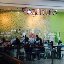 ショッピングセンターにはいっています。この看板が目印。