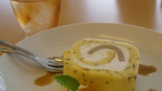 特産のゴマを使ったロールケーキ