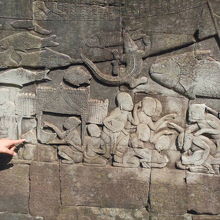 第一回廊のレリーフを 説明するガイドさん。