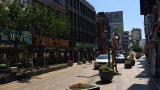 にぎやかな通り