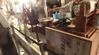 座繰りの実演や展示、売店などがあり、観光の中心点です。