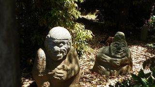 猿石は柵の中にある