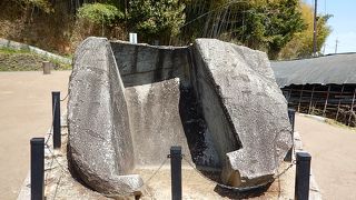 生活道に置かれた飛鳥の巨石のひとつ