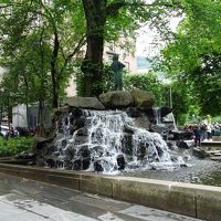 ホテルすぐ前の噴水公園