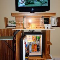 テレビ、湯沸し器、アイロン、冷蔵庫、バーを収納する機能的