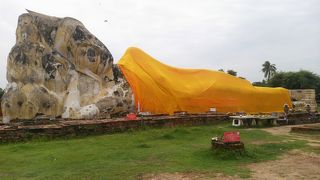 大空の下に横たわる巨大な涅槃仏