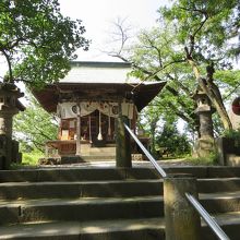 ２石段の先・本殿