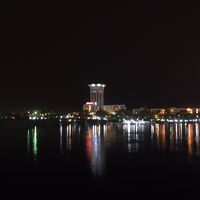 ホテルのレストランから見た夜のナイル川と対岸のホテル