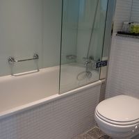 ゆったりバスタブとトイレ、カランとシャワーの切り替え注意