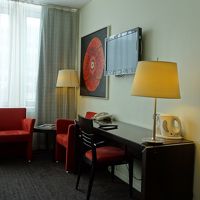 デスク、ソファーと部屋の雰囲気良いです