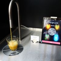 飲物サービスは最新式でした(タッチ式)