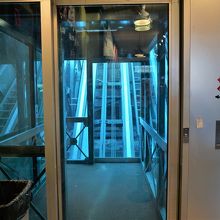 土産物屋の奥にケーブルカーが到着。エレベーターさながらです