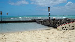 パラソルを借りてのんびり過ごします