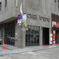 ホテルの入り口ですが、ドアが黒くて、ちょっとまごつきます。