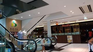 駅ビルにあります。