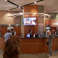 時間帯によっては混みあうフロントですがスタッフの人数は多い