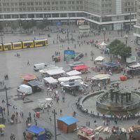 部屋からの眺めです。広場や電波塔が良く見えます