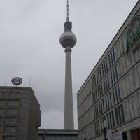 ホテルの裏口は駅前です。